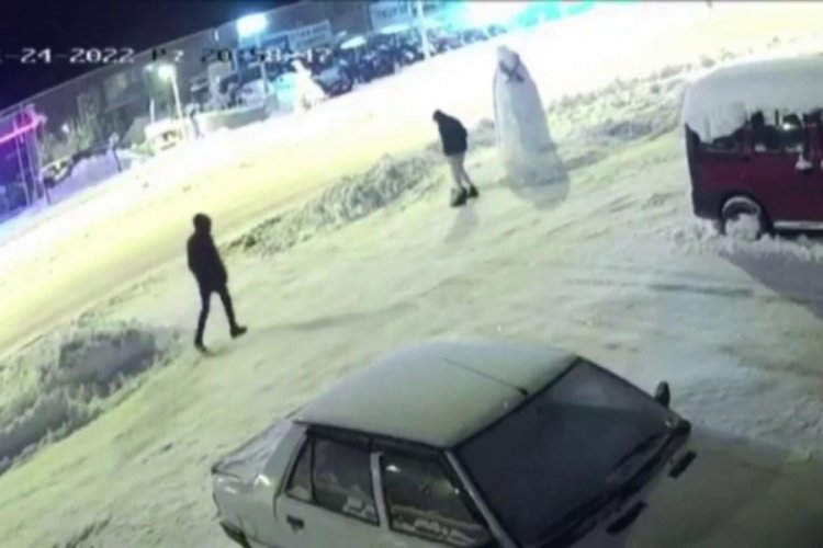 Yozgat'ta kardan adamı &ouml;nce d&ouml;vd&uuml;ler ardından şapkasını &ccedil;aldılar