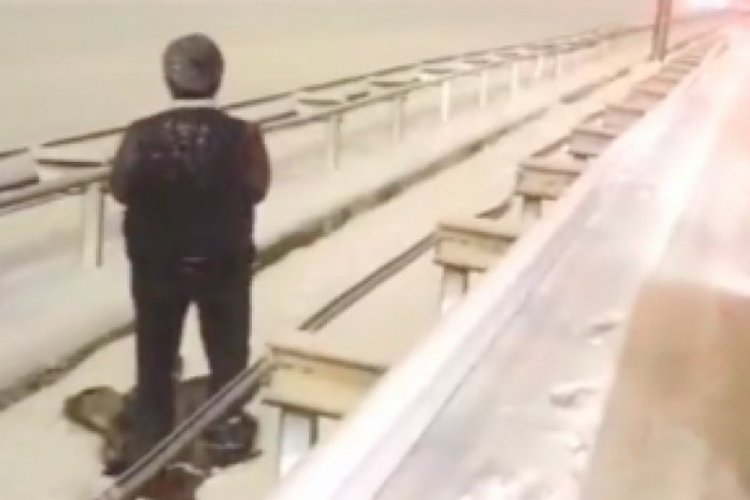 Yoğun kar yağışında mahsur kalan kişi, yol kenarında namaz kıldı