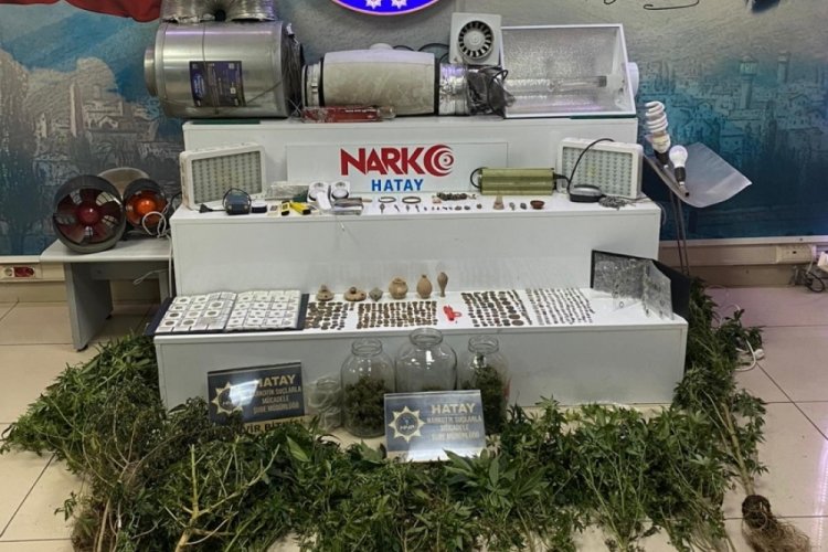 Hatay'da eve yapılan baskında uyuşturucu ve sikkeler ele ge&ccedil;irildi