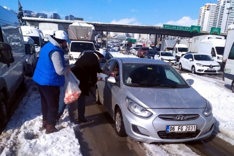 İstanbul Avcılar'da TEM gişelerinde bekleyenlere &ccedil;orba dağıtıldı