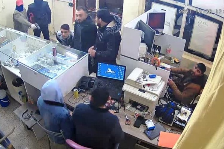 Telefoncuyu soymaya &ccedil;alışan silahlı hırsızları kimse umursamadı