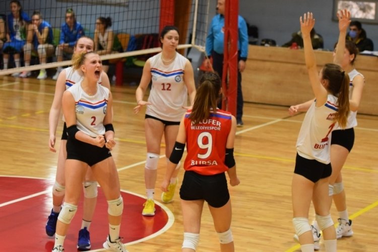 Nil&uuml;fer'in yıldızlarının galibiyet sevinci