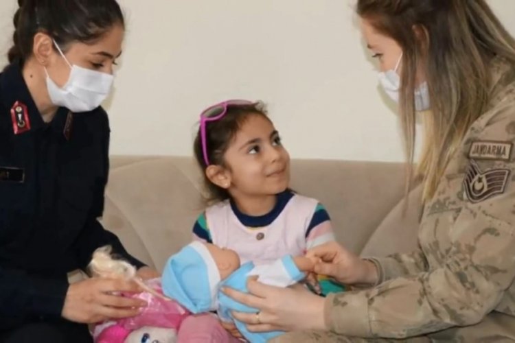 Jandarmadan, enkaz altından &ccedil;ıkarılan Y&uuml;sra'ya ziyaret