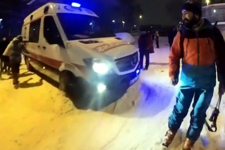 İstanbul Avcılar'da bir mahalleden diğerine kayakla gitti! O anlar kamerada...