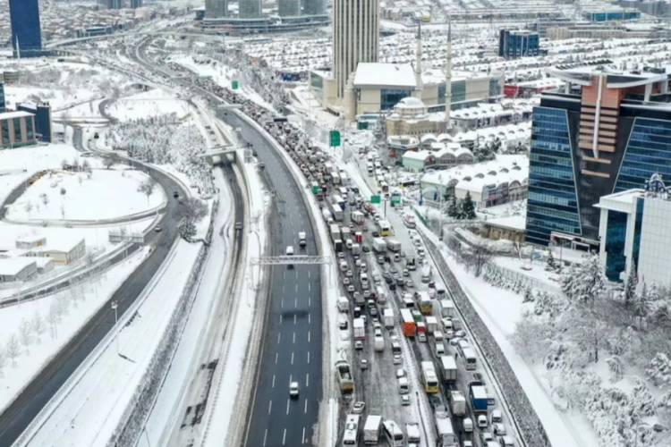 Karaismailoğlu: İstanbul'daki t&uuml;m yollar trafiğe a&ccedil;ıldı