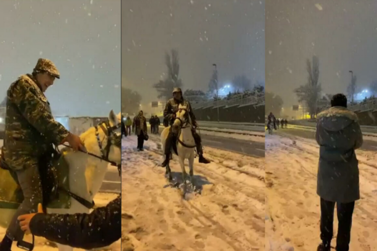 İstanbul'da yollar kapanınca atla gezmeye &ccedil;ıktı