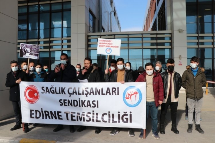 Sağlık &ccedil;alışanlarından 'siyah kurdele' &ccedil;ağrısı