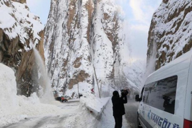 Karayoluna &ccedil;ığ d&uuml;şt&uuml;! Minib&uuml;steki yolcular tehlike atlattı