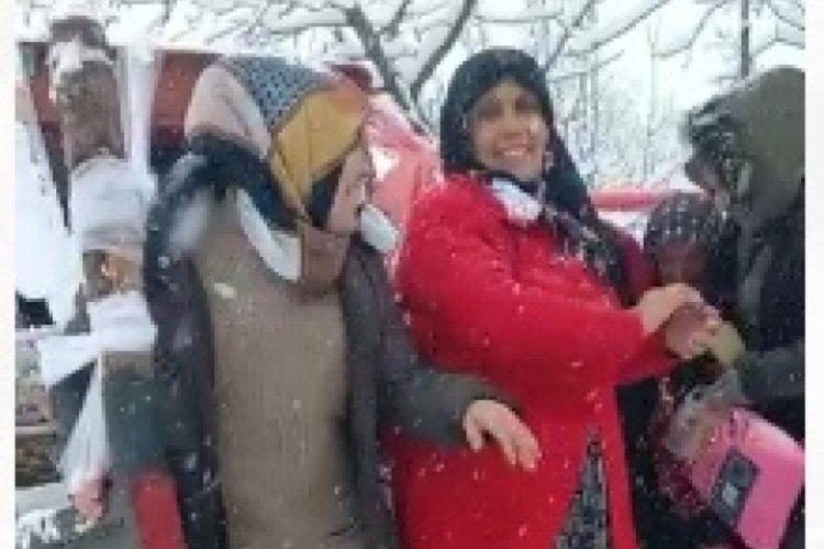 &Ccedil;orum'da kar yolları kapattı, gelin trakt&ouml;rle alındı