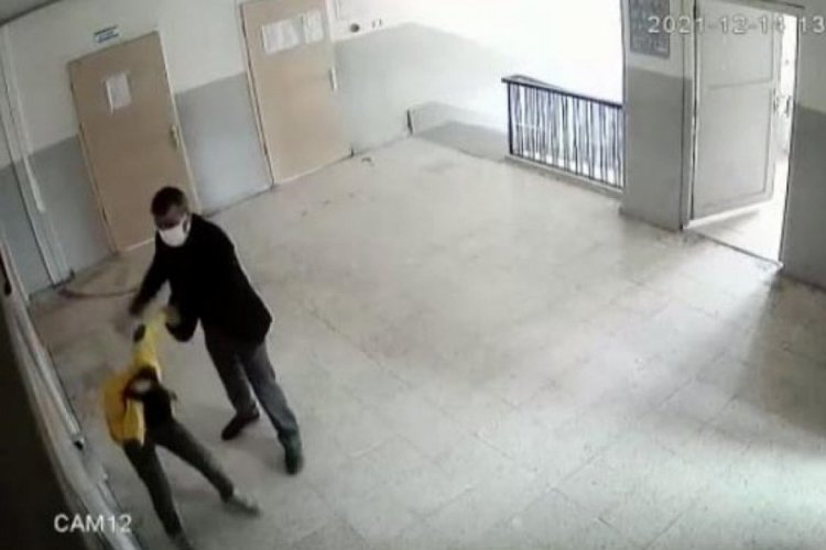 &Ouml;ğretmeni tarafından şiddete uğrayan &ouml;ğrenci: Kanlı kazağımı değiştirdi