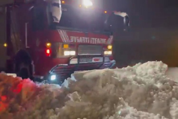 İstanbul'da kar k&uuml;reme &ccedil;alışmalarına itfaiye aracı da katıldı