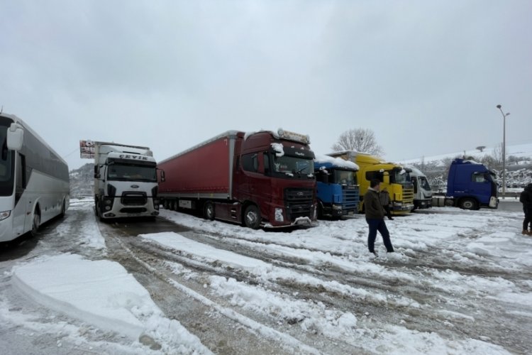 Bursa yolunda kalanlara kumanya dağıtılıyor