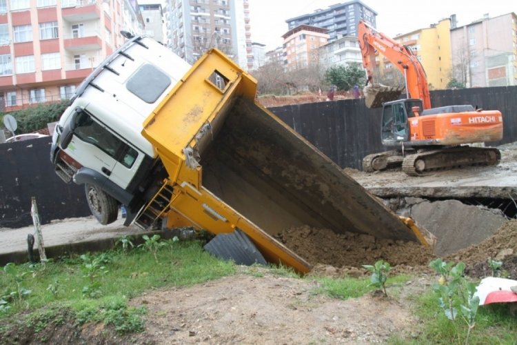 Rize'de yol &ccedil;&ouml;kt&uuml;, kamyon dere yatağına d&uuml;şt&uuml;