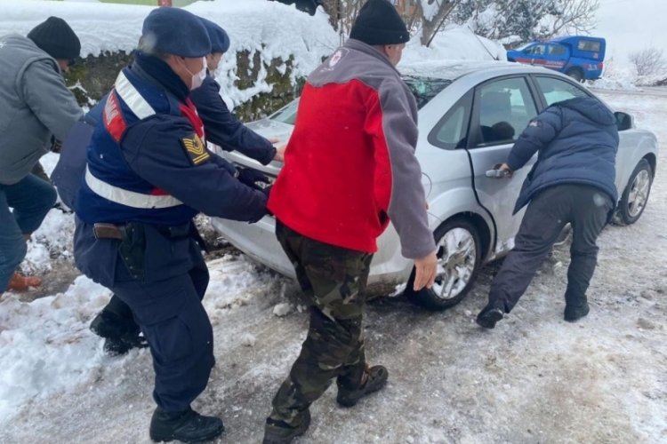 D&uuml;zce'de yolda kalanları jandarma kurtarıyor