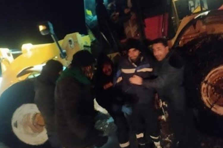 Elektrik arızasına giden 4 iş&ccedil;i donmak &uuml;zereyken kurtarıldı