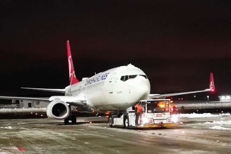 İstanbul Havalimanı'nda u&ccedil;akların kalkışları da başladı