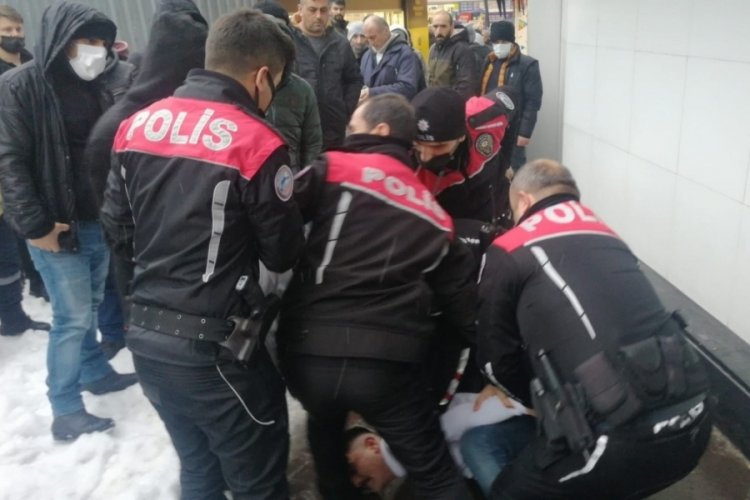 Sopalı kavgayı polis g&uuml;&ccedil;l&uuml;kle &ouml;nledi