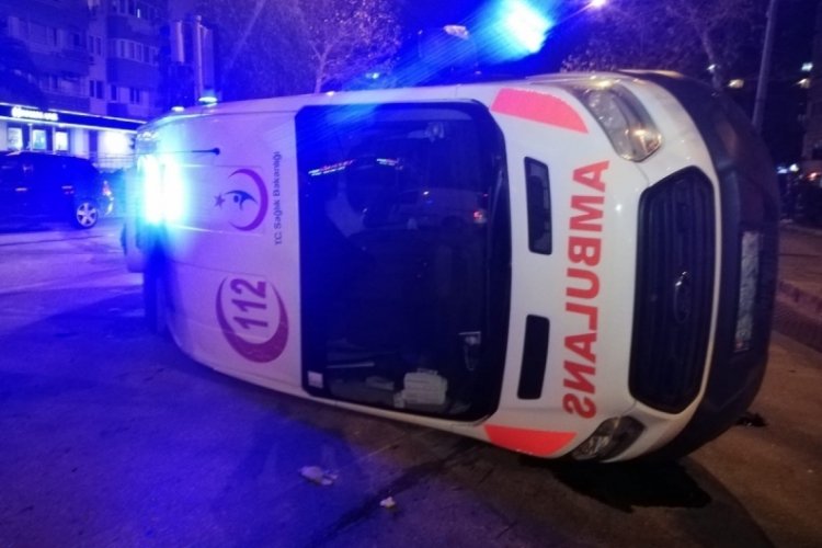 İzmir'de otomobil ile &ccedil;arpışan ambulans yan yattı