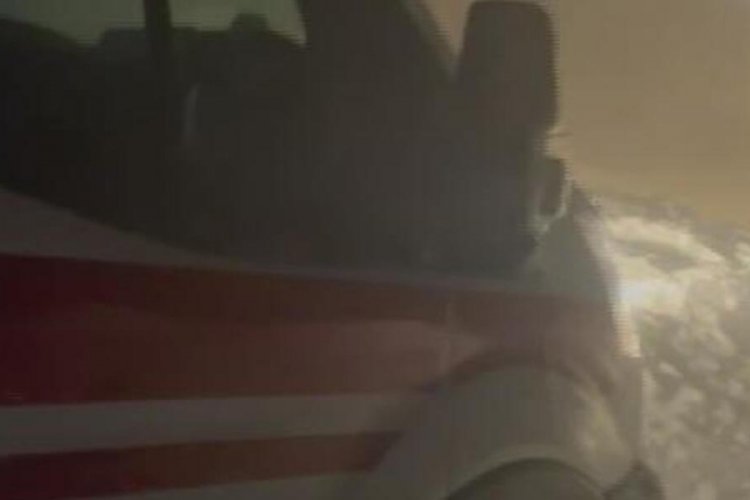 Ambulans &ccedil;ığ altında kalmaktan son anda kurtuldu