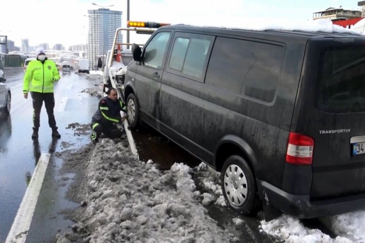 İstanbul Avcılar'da D-100'e terk edilen ara&ccedil;lar &ccedil;ekildi