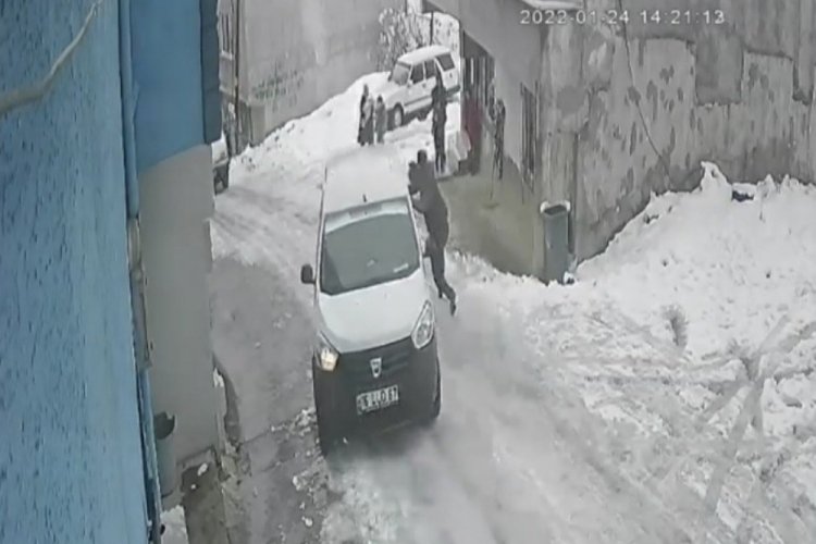 Bursa'da yolda kayan ara&ccedil; ev ile yol arasındaki boşluğa d&uuml;şt&uuml;