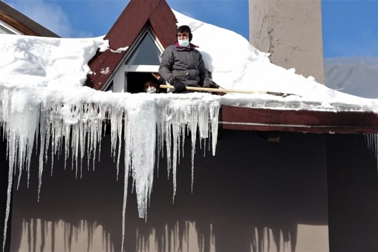 Uludağ'da &ccedil;atılar buz tuttu, sarkıtları saatlerce uğraşıp temizlediler