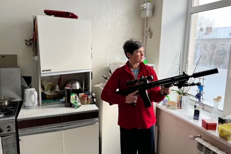 Ukrayna'da vatandaşlar işgal girişimine karşı silahlanıyor