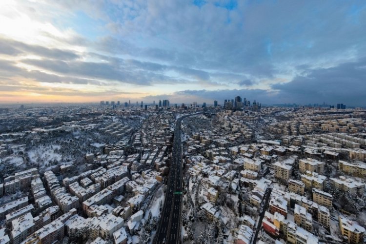 İstanbul Boğazı beyaza b&uuml;r&uuml;nd&uuml;