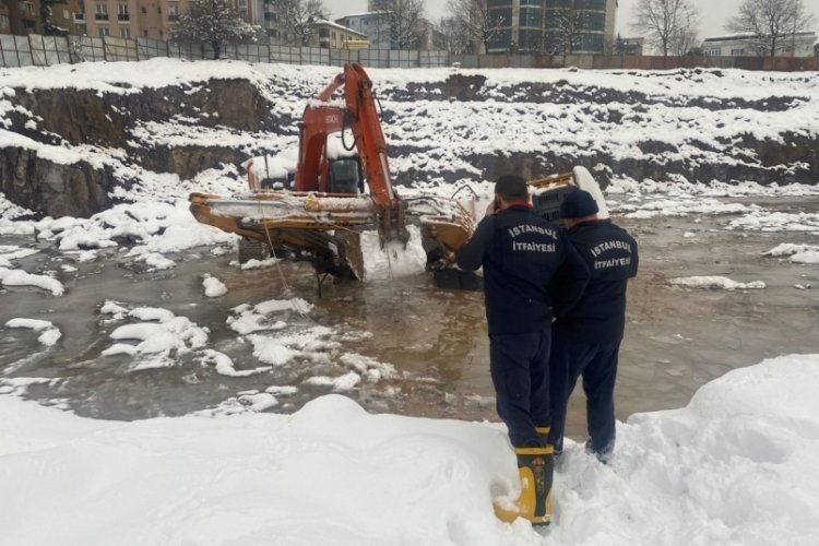 İstanbul Ataşehir'de suya d&uuml;şen kep&ccedil;enin operat&ouml;r&uuml; &ouml;ld&uuml;