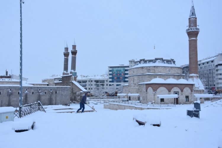 Sivas'ta 1031 yerleşim yeri yolu kardan kapandı