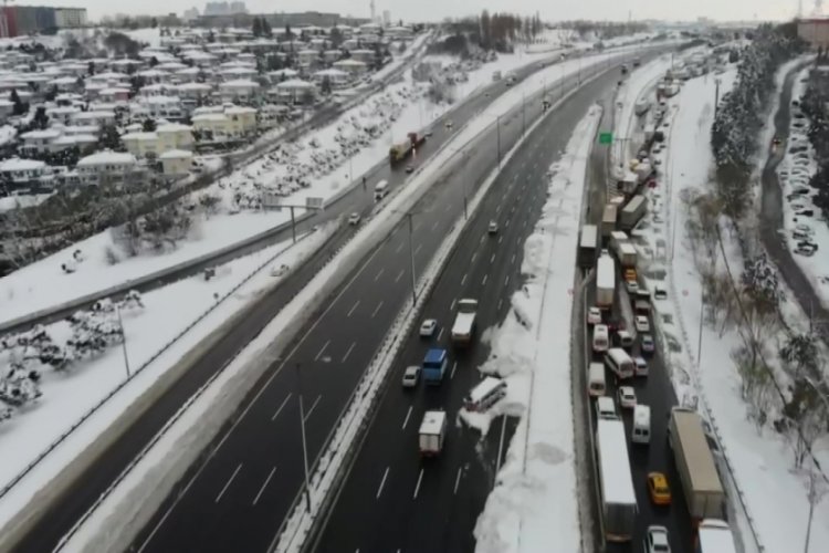 İstanbul Hadımk&ouml;y istikametinde oluşan trafik yoğunluğu havadan g&ouml;r&uuml;nt&uuml;lendi