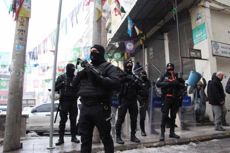 Diyarbakır'da Demokratik B&ouml;lgeler Partisi il binasına baskın