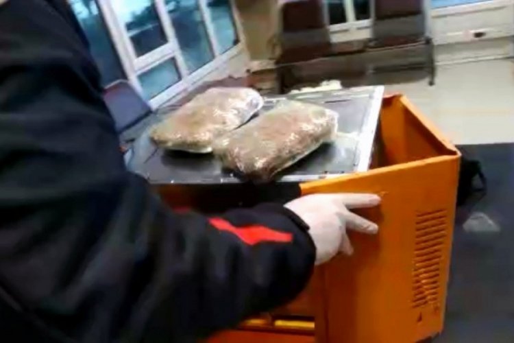 Diyarbakır'da otob&uuml;steki fırından 1 kilo 632 gram esrar &ccedil;ıktı
