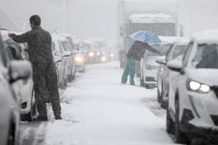 Yunanistan'da karda kapanan yol istifa getirdi!