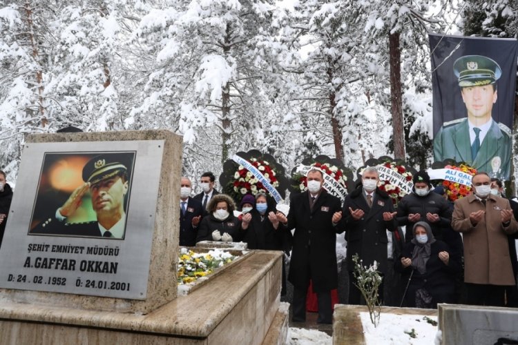 Şehit d&uuml;şen Emniyet M&uuml;d&uuml;r&uuml; Gaffar Okkan, mezarı başında anıldı