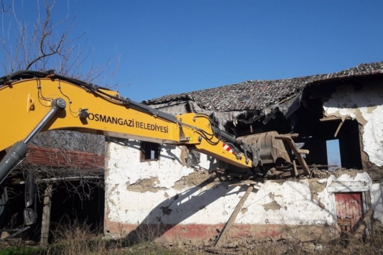 Bursa'da su&ccedil; yuvası metruk binalar yıkıldı