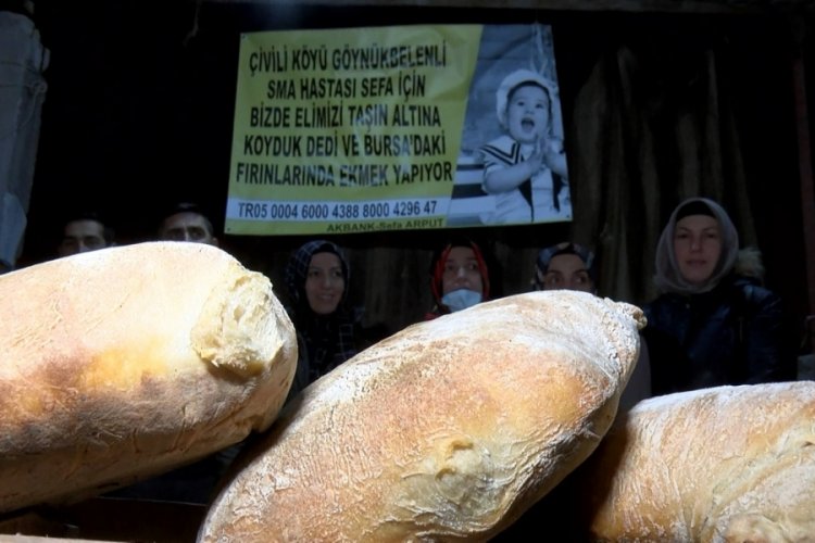 Bursa'da Sefa'nın yaşaması i&ccedil;in yaptıkları ekmekleri kapı kapı dolaşıp satıyorlar