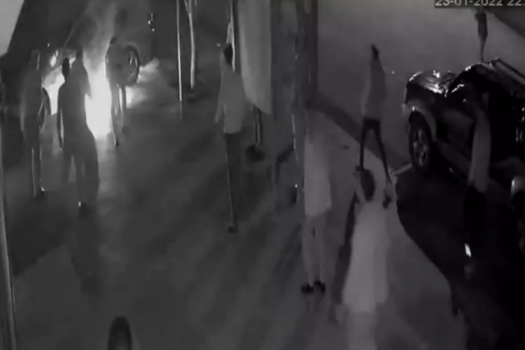 Tartıştıkları kişinin otomobilini benzin d&ouml;k&uuml;p ateşe verdiler