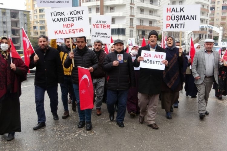 Yunanistan'da ka&ccedil;ırılan oğlu i&ccedil;in evlat n&ouml;betine katıldı