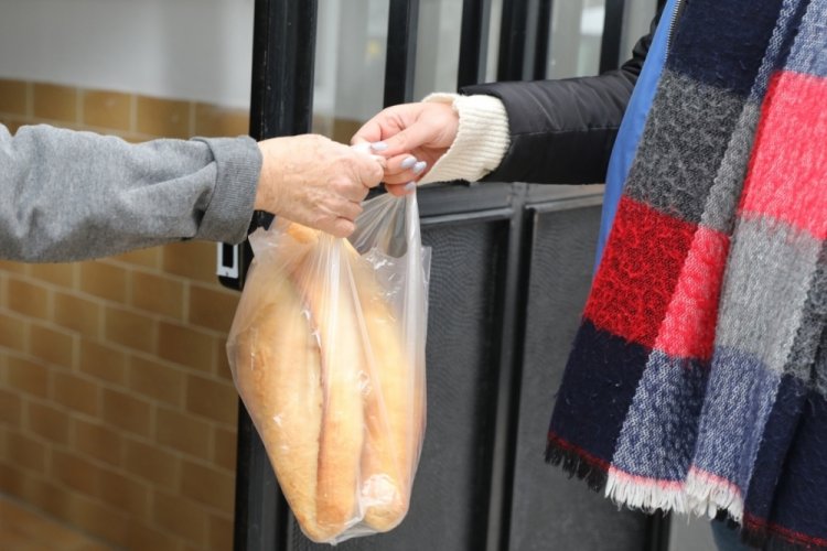 Mudanya'da Zeytin Dalı ekiplerinden ekmek desteği