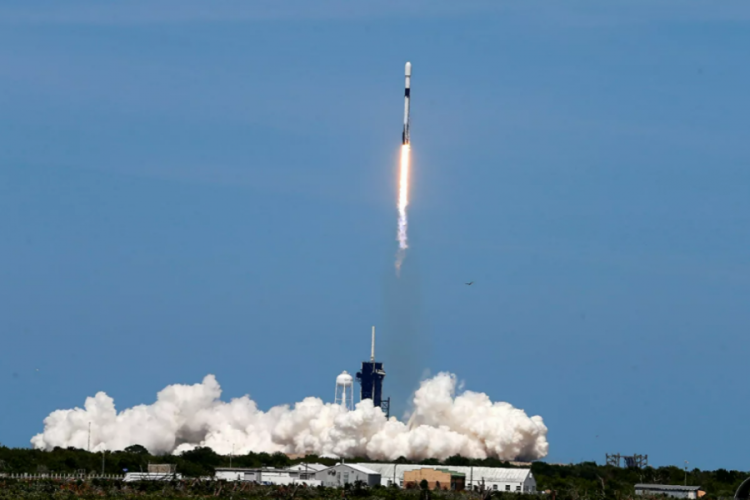 Astronomlar uyardı: SpaceX roketi Ay'a &ccedil;arpacak