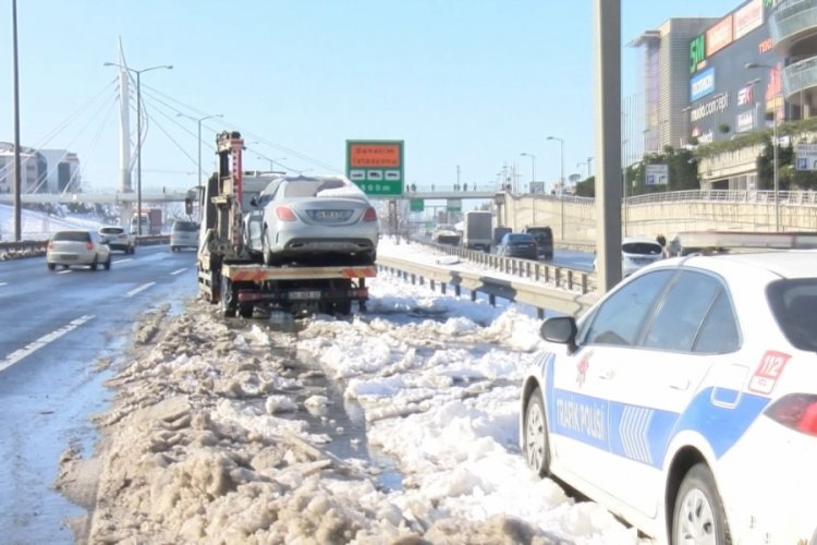 İstanbul Valisi Yerlikaya uyarmıştı; Basın Ekspres'te kalan ara&ccedil;lar &ccedil;ekiliyor