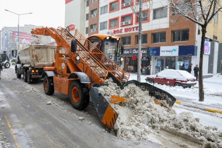 Van'da 120 bin&nbsp;ton kar il dışına taşındı