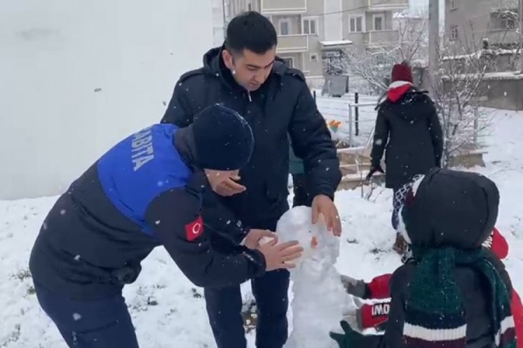 Kocaeli'de zabıta ekipleri &ccedil;ocuklarla kar topu oynayıp eğlendi