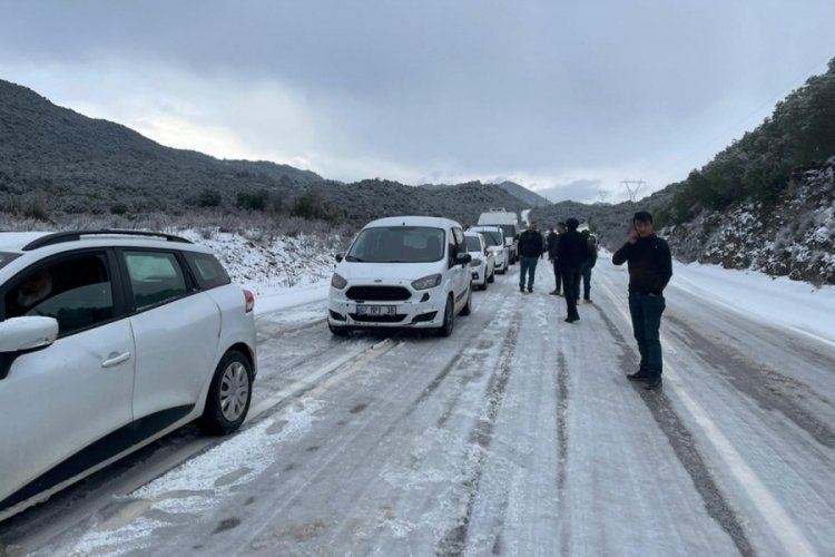 Antalya'da Kaş ve Demre arasındaki yolda 100 ara&ccedil; kaldı