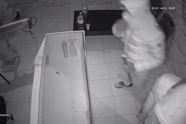 Şanlıurfa'da girdikleri kuyumcuda alarm &ccedil;alınca ka&ccedil;tılar