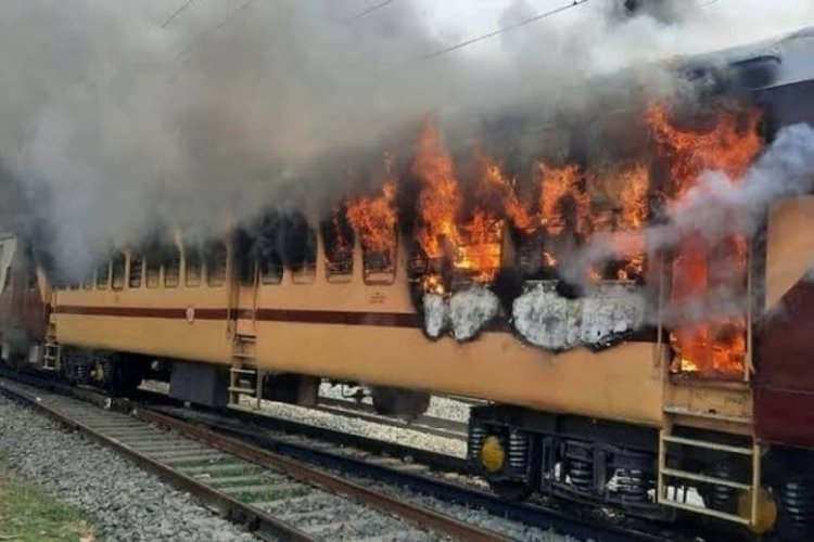 Hindistan'da &ouml;ğrenciler treni ateşe verdi