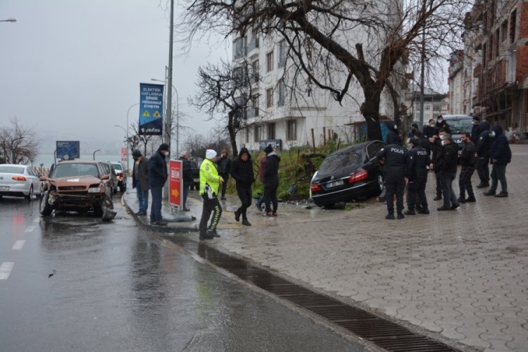 İki otomobil kafa kafaya &ccedil;arpıştı!