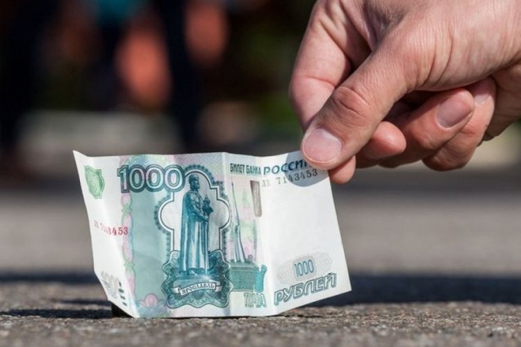 Rus rublesi dolar karşısında değer kaybetmeye devam ediyor