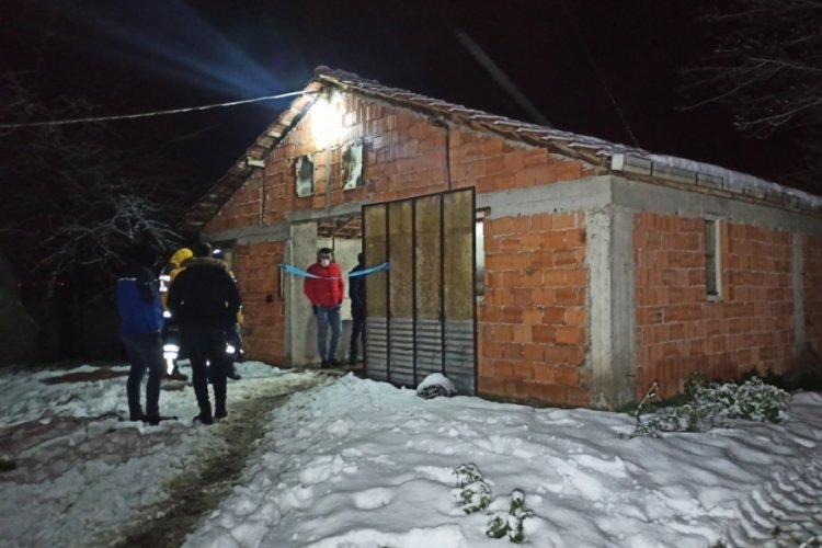 Ahırda başından t&uuml;fekle vurulmuş halde bulundu